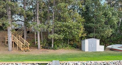 Peaceful 2-bedroom cabin with WiFi, AC, at the lake with privacy