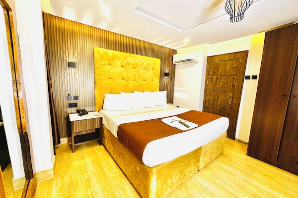 Comfort Room | Desk, WiFi (free)