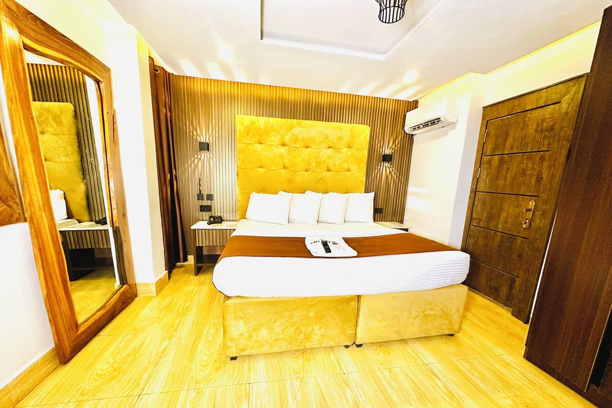 Comfort Room | Desk, WiFi (free)