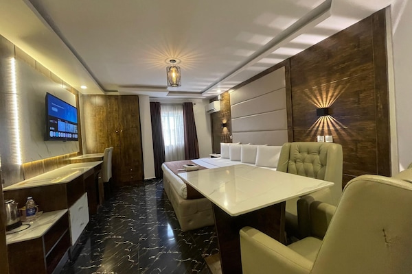 Quarto solteiro família | Escrivaninha, Wi-Fi de cortesia