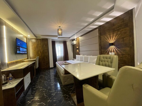 Familie tweepersoonskamer | Een bureau, gratis wifi