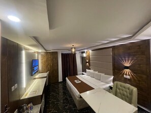 Familie tweepersoonskamer | Een bureau, gratis wifi