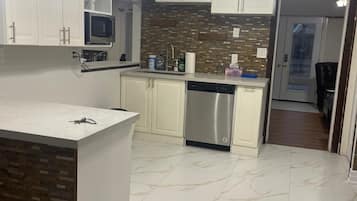 Micro-ondes, four, plaque de cuisson, lave-vaisselle