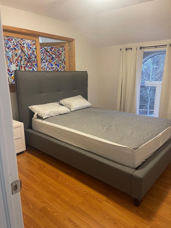 5 bedrooms, iron/ironing board, WiFi, bed sheets