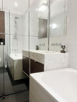 Apartment | Bathroom | Towels, soap, shampoo, toilet paper