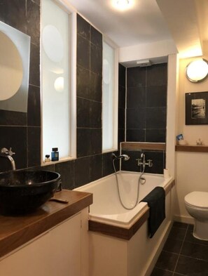 Apartment, 2 Bedrooms | Bathroom | Towels, soap, shampoo, toilet paper - London warehouse 2 bed (London)