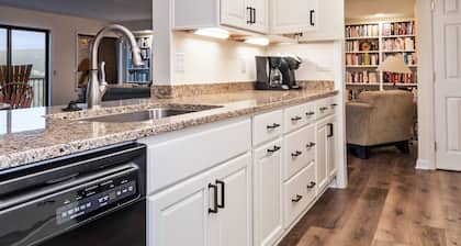 Canandaigua Lake Front Condo, Beach Access, Hike, Fireplace