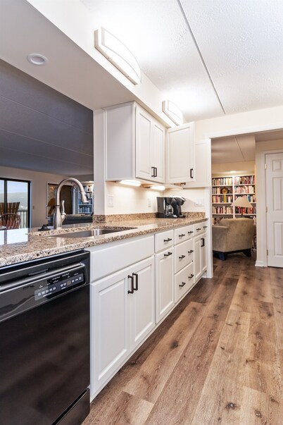 Canandaigua Lake Front Condo, Beach Access, Hike, Fireplace