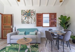 TV - Sonia Bungalow with jacuzzi and large spaces ideal for 2 people. (Capesterre-de-Marie-Galante)