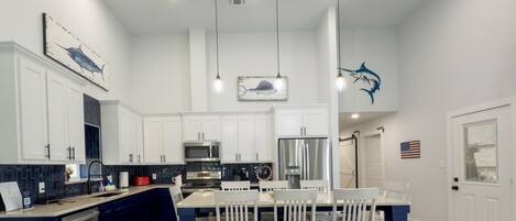 冷蔵庫、電子レンジ、オーブン、コンロ