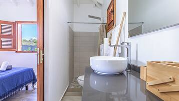 Dusch, hårtork och handdukar