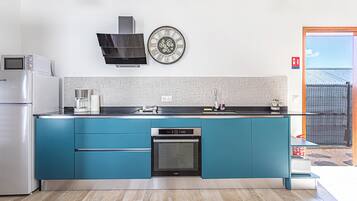 Kylskåp, mikrovågsugn, ugn och spishäll