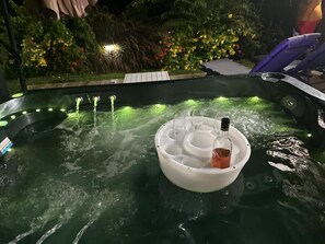 Outdoor spa tub - Bungalow Damien with jacuzzi and spacious areas. Perfect for 2 guests. (Capesterre-de-Marie-Galante)