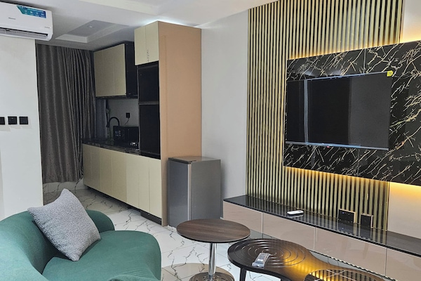 Suíte luxo, 1 cama King, cozinha americana | Área de estar | TV LED 42 polegadas com canais a cabo