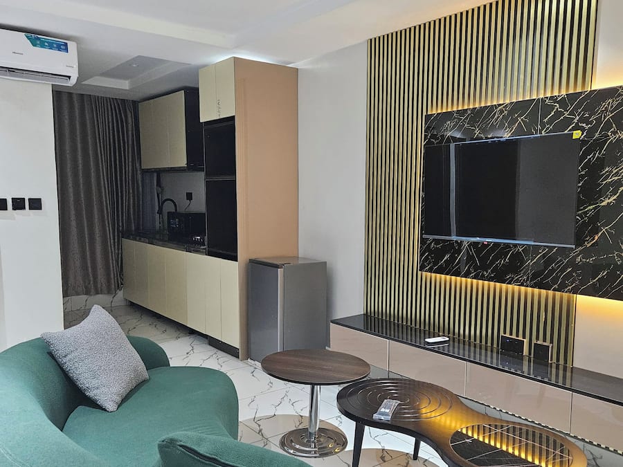 Deluxe suite, 1 kingsize bed, kitchenette | Woonruimte | Een 42-inch ledtelevisie met kabelzenders