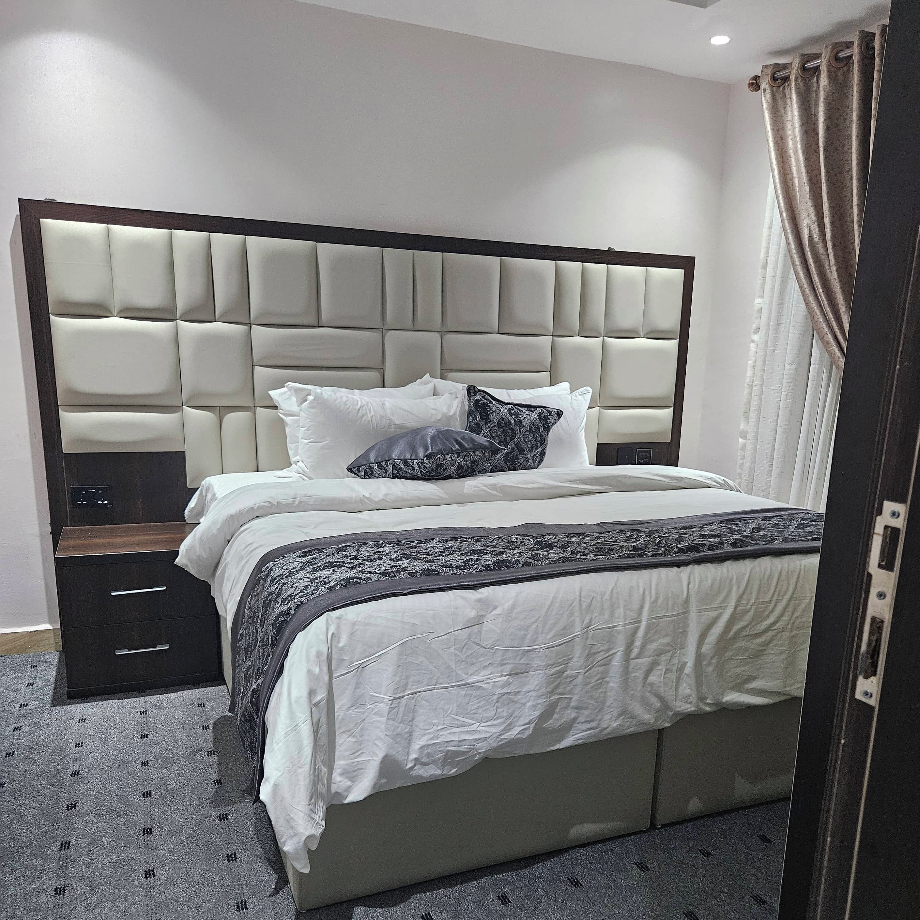 Deluxe Suite, 1 King Bed, Kitchenette