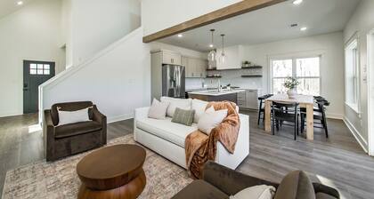 BRAND NEW Waterfront Cabin on TheLittle Red River with huge dock, arcades & WiFi