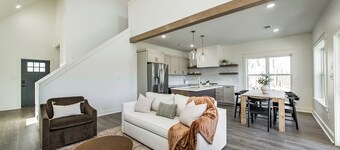 BRAND NEW Waterfront Cabin on TheLittle Red River with huge dock, arcades & WiFi