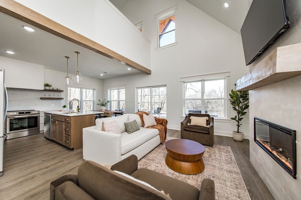 Een smart-tv, een open haard en videogames