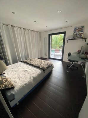 4 bedrooms, iron/ironing board, WiFi, bed sheets - Rent contemporary architect villa 200m2 Aix en Provence (Aix-en-Provence)