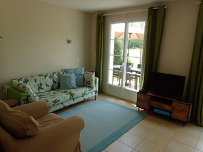 TV, DVD-spiller, bøker og filmbibliotek