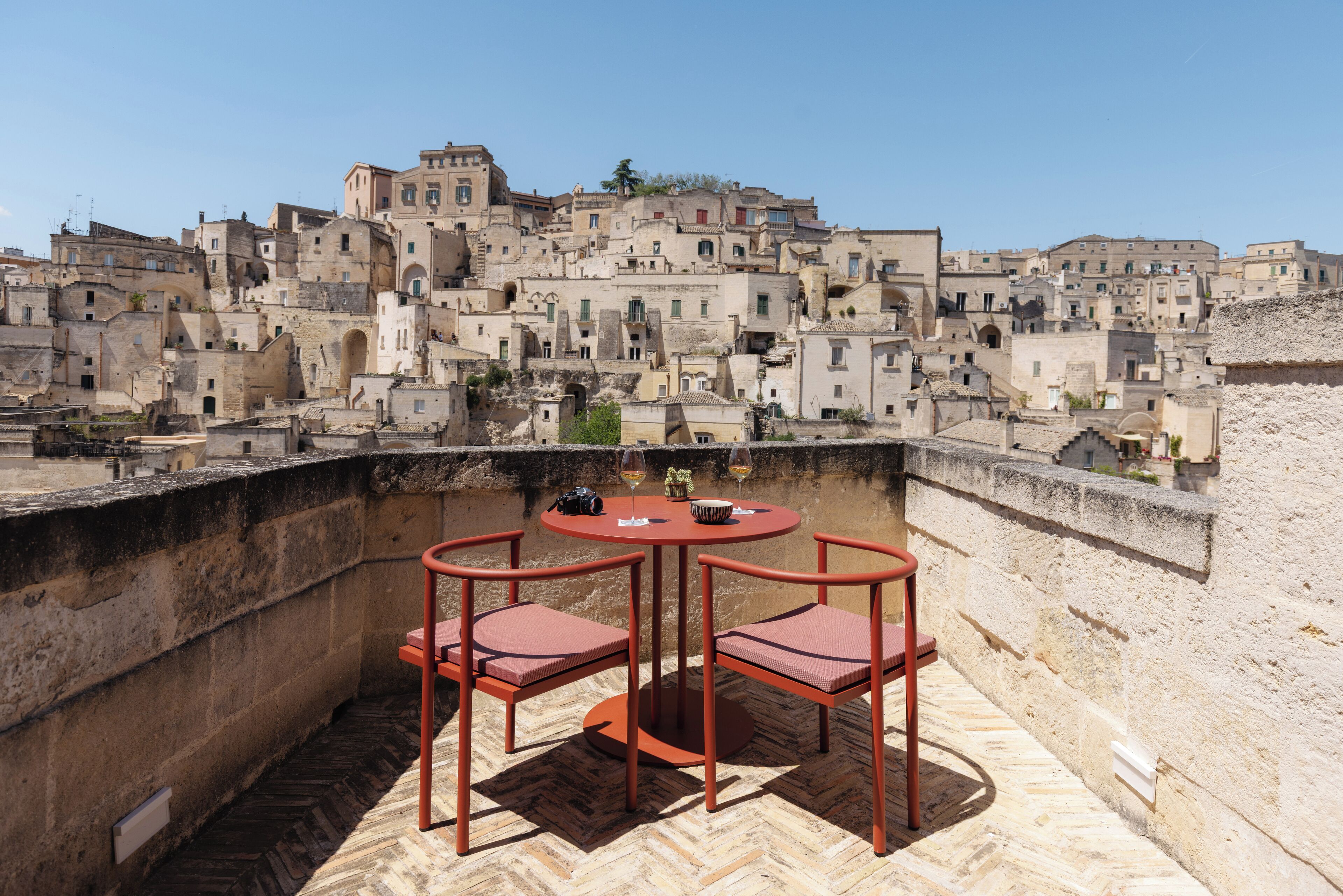 Suite – design | Safe på rommet, skrivebord, blendingsgardiner og wi-fi (inkludert)