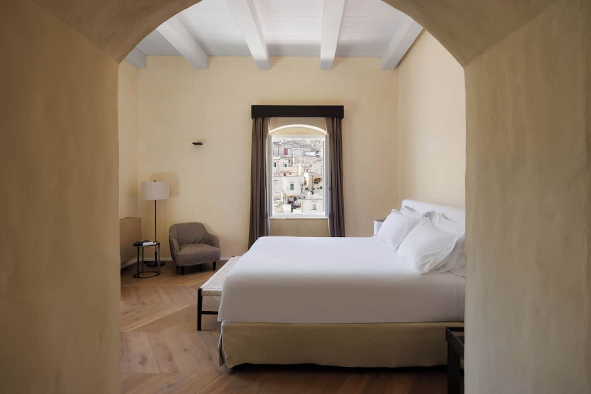 Junior Room | 1 bedroom, in-room safe, desk, blackout curtains