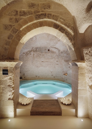 Couples treatment rooms, sauna, hot tub, steam room, body scrubs