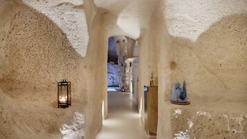 Couples treatment room(s), sauna, hot tub, steam room, body scrubs