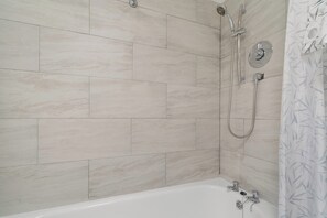 Casa | Banheiro | Chuveiro/banheira combinados, banheira de imersão, secador de cabelo 