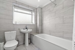 House | Bathroom - Staines House-3bed-sleeps7- Freep-close to Airport (Staines)