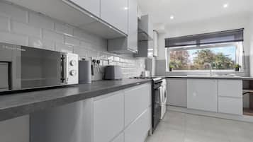 Casa | Cocina privada | Refrigerador, microondas, horno y parrilla de estufa