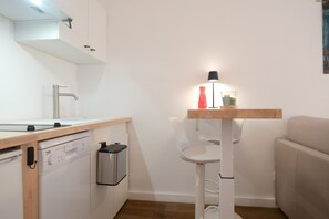 Fridge, oven, dishwasher, coffee/tea maker