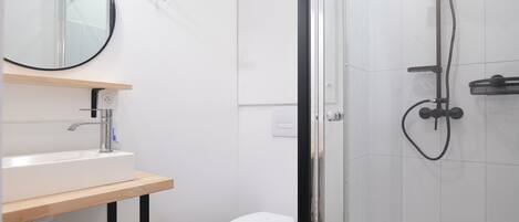 Een douche, een haardroger, handdoeken