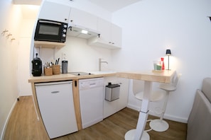Fridge, oven, dishwasher, coffee/tea maker