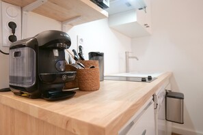 Frigorífic, forn, rentaplats i cafetera i tetera 