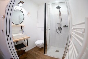 Een douche, een haardroger, handdoeken