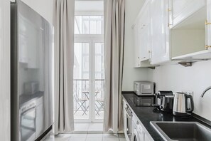 Een koelkast, een microgolfoven, een oven, een kookplaat