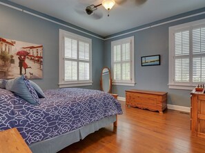 4 bedrooms, iron/ironing board, WiFi, bed sheets