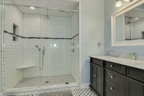 Shower, hair dryer, towels, soap - Masters Rental- 2.5 mi from course! 4 Bd/ 3 Ba (Augusta)