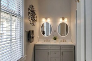 Casa | Baño | Toallas, jabón, shampoo, papel de baño 