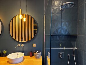 Een douche, een haardroger, handdoeken