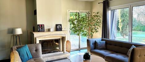 Een televisie en een stereo