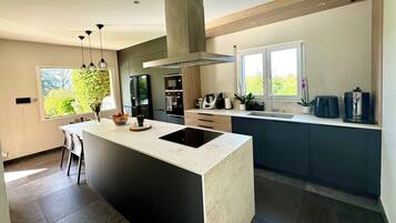 Een koelkast, een microgolfoven, een oven, een vaatwasser