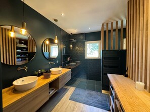 Een douche, een haardroger, handdoeken