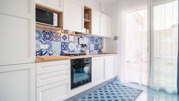 Geladeira, micro-ondas, fogão, cooktop