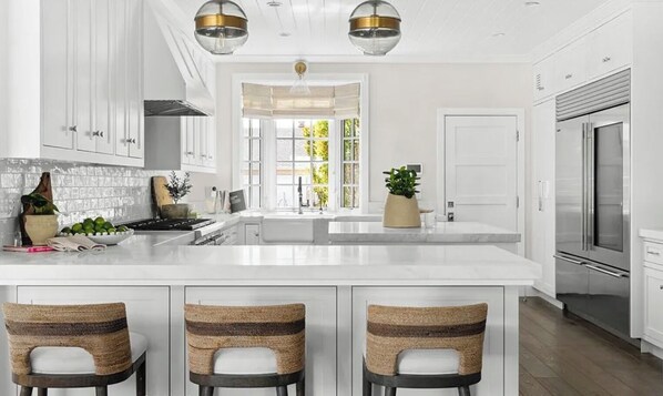 Private kitchen - Immaculate 4-bedroom house with pool in beautiful Newport Beach (Newport Beach)