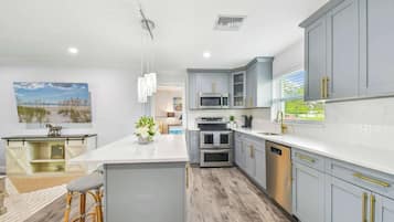 Kylskåp, mikrovågsugn, ugn och spishäll