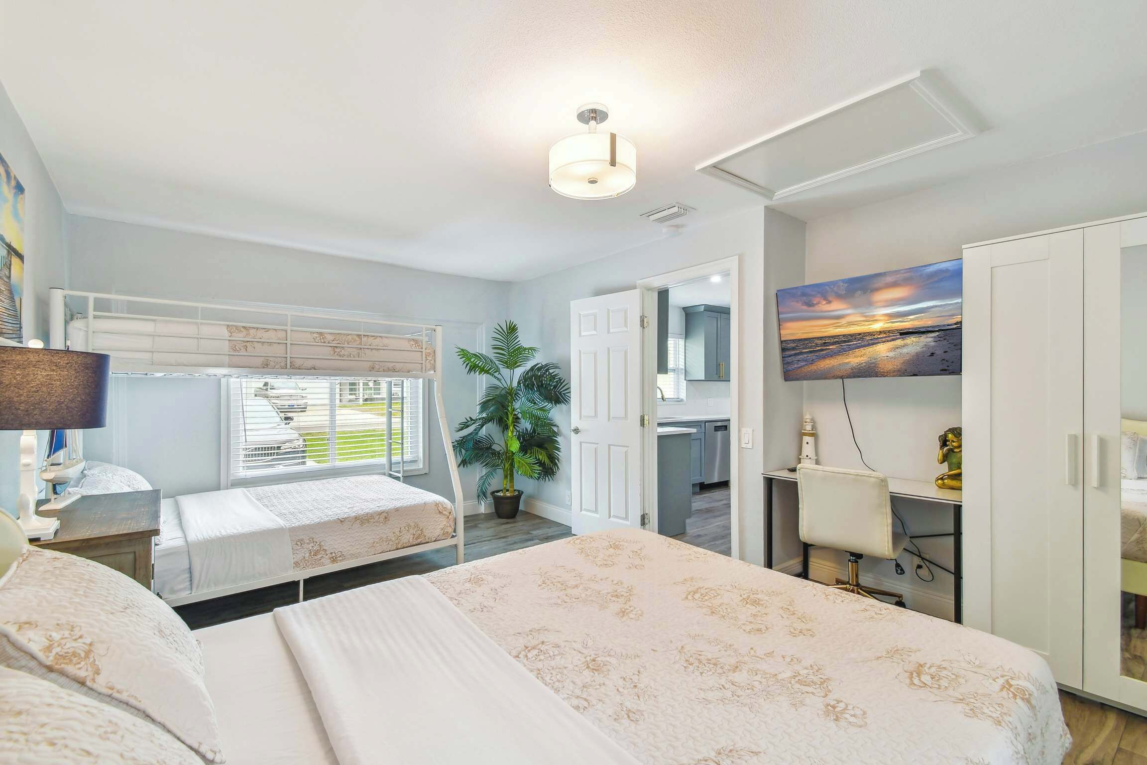 3 soverom, skrivebord, strykejern/-brett og reiseseng for barn