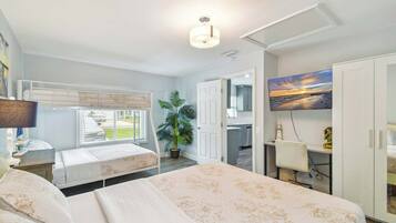 3 soverom, skrivebord, strykejern/-brett og reiseseng for barn